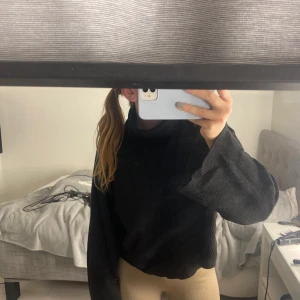 Stickad polotröja   - Svart stickad tröja med krage från BikBok, storlek M. Lite croppad i modellen❤️‍🔥