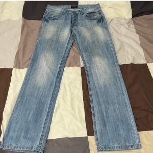 Säljer dessa skit snygga vintage jeans!! Perfekt till stickade tröjor i vinter! Säljer då de är för stora. W32 L34. Innebenslängden är ca 83cm