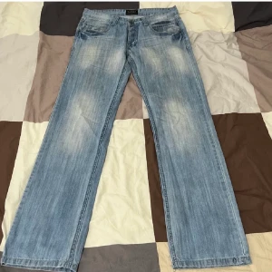 Vintage jeans - Säljer dessa skit snygga vintage jeans!! Perfekt till stickade tröjor i vinter! Säljer då de är för stora. W32 L34. Innebenslängden är ca 83cm