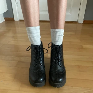 Platå boots - Svarta platå skor. Mycket sparsamt använda då jag växt ur de. Frakt tillkommer.