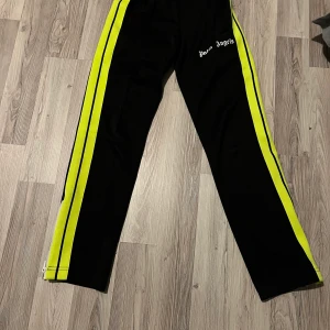 Palm angels  - Säljer ett par Palm angels i mycket bra skick kan gå ner i pris vid snabb affär.