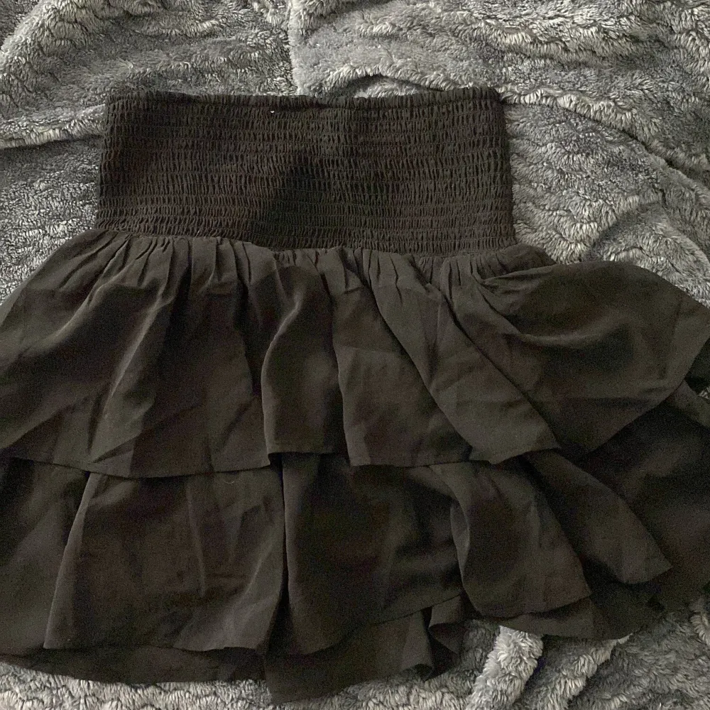 En jättefin svart volang kjol från kaphall i storlek 170. Nästan helt oanvänd och i superbra skick❤️‍🔥. Kjolar.