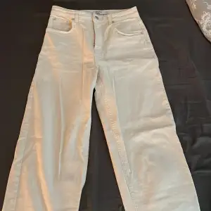 Beiga jeans från NA-KD, nästan aldrig använt. Skriv för fler bilder 