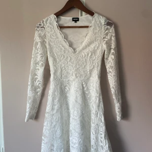 Studentklänning XS - Säljer min klänning då jag bara använt den 1 gång och jag använde den aldrig efter det så den bara hänger i min garderob. 