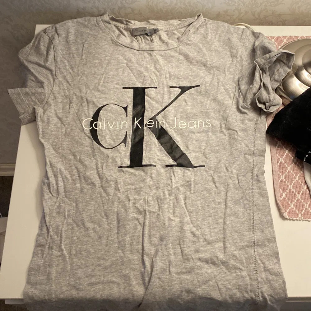 En fin t-shirt från Calvin Klein som är nästan oanvänd! . T-shirts.