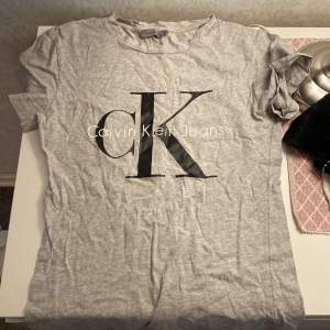 En fin t-shirt från Calvin Klein som är nästan oanvänd! 