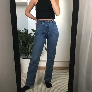 Levi’s Ribcage - Ett par Levi’s Ribcage i storlek 23/29. Färgen på första bilden stämmer bäst! 