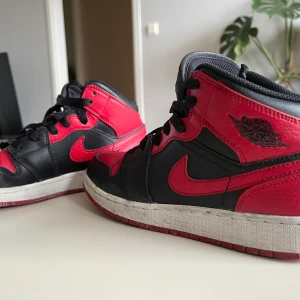 Jordan 1s - Säljer mina Jordan 1s mid rais, ganska bra skick, färgen där nere är från ett medel när jag försökte tvätta dom som jag ej tagit bort ordentligt än💖storlek 36,5