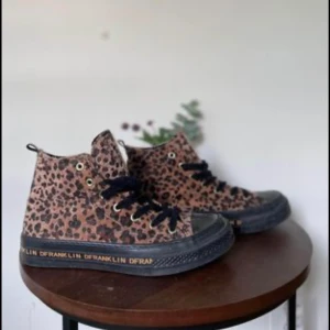 DR Franklin skor - DR Franklin skor i storlek 41, säljes pga fel storlek. Köpta för 500 kr nypris. Använda 1 gång. Finns att hämta i centrala Trollhättan.