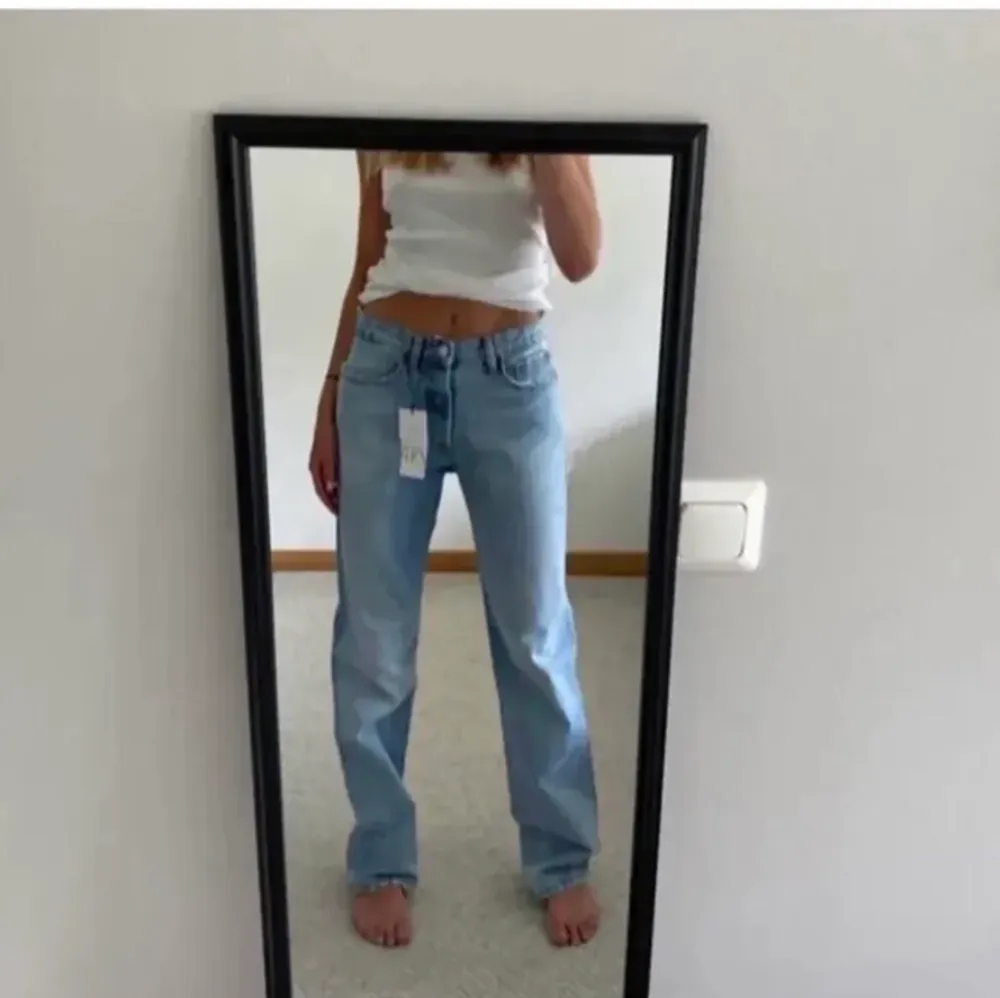 Säljer dessa snygga jeans från zara i storlek 36. De är i bra skick, kom privat för fler bilder samt frågor❤️färgen stämmer in mer på den andra bilden ! . Jeans & Byxor.