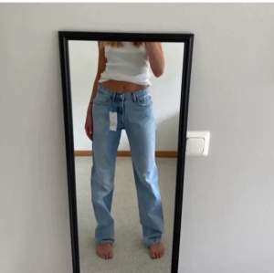 Säljer dessa snygga jeans från zara i storlek 36. De är i bra skick, kom privat för fler bilder samt frågor❤️färgen stämmer in mer på den andra bilden ! 