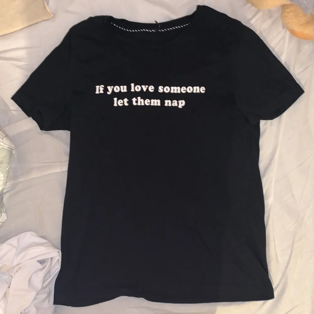 Fin t shirt med texten ”if you love someone let them nap” ifrån only i storlek s, men passar även xs. Använd få gånger och i fint skick. Bara att höra av sig vid frågor eller funderingar💗. T-shirts.
