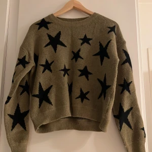 Stickad tröja  - Stickad grön tröja med stjärnor.   Knappt använd.  Strl L men som en S/M