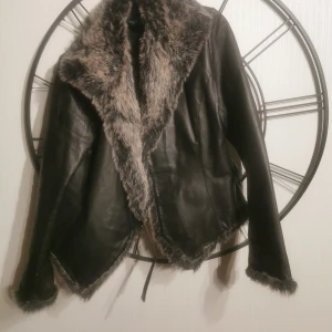 Skinnjacka från Brooker storlek 42  - Fin skinnjacka med pälskrage från Brooker storlek 42 