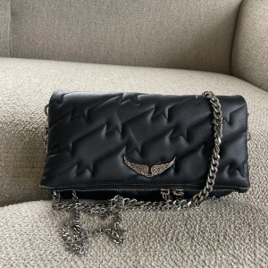 Zadig väska - En zadig väska som är köpt här på plick så har inget äkthetsbevis. Nypris är ca 4000kr . Den har en liten defekt på tyget kom privat för bilder❤️‍🔥🙏🏼kan mötas i Stockholm eller frakta eller ”köp nu”