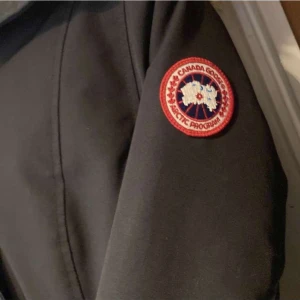 Canada goose  - Använd 1 säsong, bra skick och inga skador osv, köptes för 15500kr och säljer för 12300 då den inte blivit så använd 