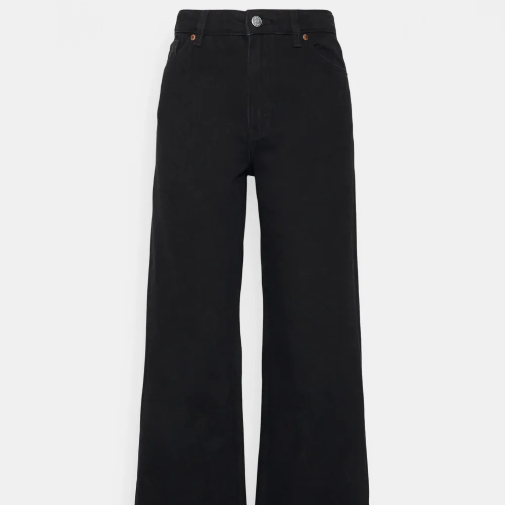 Svarta vida jeans från Monki (modell:yoko). Bara använda ett par gånger så asbra skick! W27, frakt ingår ej. . Jeans & Byxor.