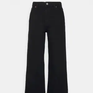 Svarta vida jeans från Monki (modell:yoko). Bara använda ett par gånger så asbra skick! W27, frakt ingår ej. 