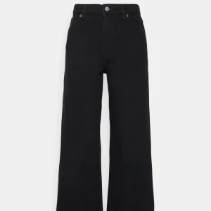 Svarta Yoko-jeans från Monki - Svarta vida jeans från Monki (modell:yoko). Bara använda ett par gånger så asbra skick! W27, frakt ingår ej. 