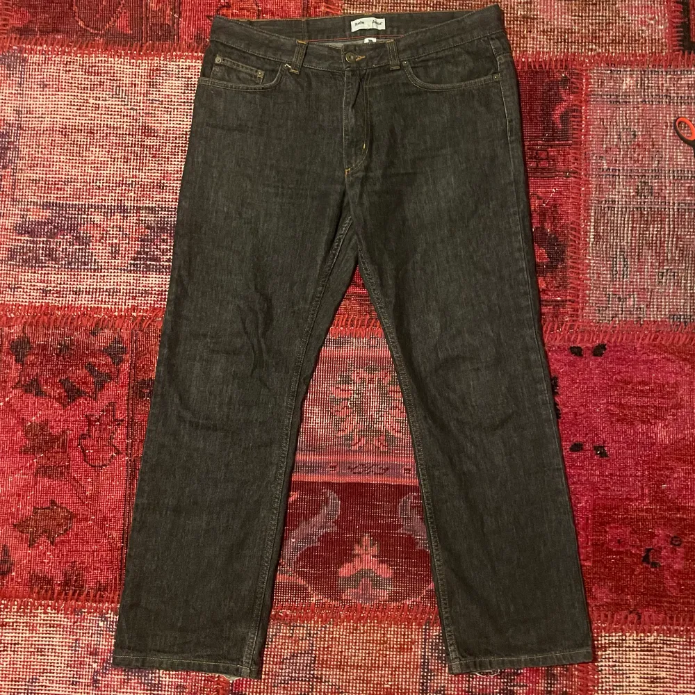 Svarta jeans från Redwood otroligt sköna och den sjukaste passformen, dom har en pall fade som passar med nästan allt dom är knappt andvända och i perfekt kondition (skriv för mer info!!). Jeans & Byxor.