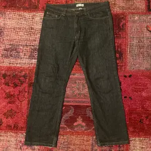 Svarta jeans från Redwood otroligt sköna och den sjukaste passformen, dom har en pall fade som passar med nästan allt dom är knappt andvända och i perfekt kondition (skriv för mer info!!)