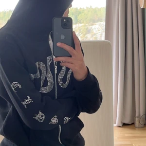 Rhine stone zip-up hoddie - Jag säljer en ny rhinestone hoddie, bra kvalite.