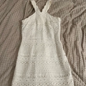 Karen Millen klänning - Säljer min superfina Karen Millen klänning som inte kommer till användning längre då den är lite för liten för mig. Dragkedja vid armhålan och en bit ner