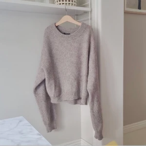 Stickad tröja - Jätte fin stickad tröja i storlek m men passar mig som brukar ha xs. Köparen står för frakten ❤️