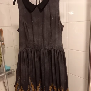 Klänningen med Peter pan  - Fin klänning sällan använd. 