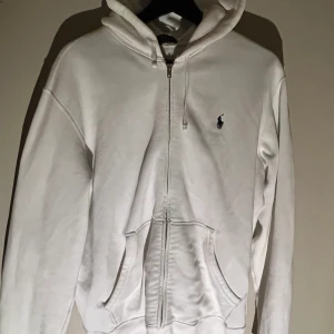 Ralph lauren hoodie - Säljer denna hoodie nu då den inte kommer till användning längre, använd fåtal gånger