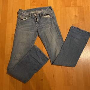 Säljer dessa snygga vintage diesel jeans för 300kr+frakt. De är lite bootcut i passformen. Alldeles för långa för mig som är 162. Skulle passa någon som är 170+. Litet slitage i båda fickorna❤️ Köparen står för frak