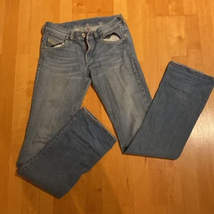 Lågmidjade Diesel jeans - Säljer dessa snygga vintage diesel jeans för 300kr+frakt. De är lite bootcut i passformen. Alldeles för långa för mig som är 162. Skulle passa någon som är 170+. Litet slitage i båda fickorna❤️ Köparen står för frak