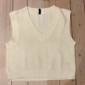 Stickad väst - Vit stickad väst i strl XS, aldrig använt 