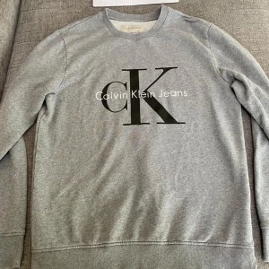 Calvin Klein sweatshirt storlek L - Använt ett par gånger, väldigt bra skick.