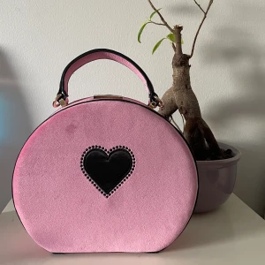 G.E.M. Heart Throb Bag - Oanvänd väska! Supersöt! Originalpris 60£. Priset är diskuterbart 