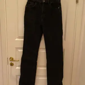 Helt nya svarta jeans men slits nertill, långa i benen, storlek 38
