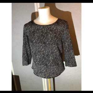 Vila blus  - Guldknappar bak. Mönstrad. 