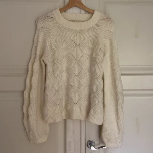 Stickad tröja - Vit stickad tröja som inte är min stil längre