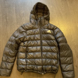 adidas jacka - en svart adidas jacka  de står stolk l men den passar oxå dom som har s jätte bra