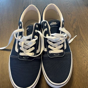 Blå vans i stl 39 - Säljer ett par blåa vans i stl 39! Orginalkartong finns kvar. Har inte fått användning för dom så därför bara provade! Köparen står för frakt!💗💗