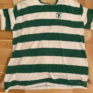 Pull and bear tshirt  - Använd T-shirt from pull and bear 