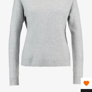 Vero Moda tröja - Har denna populära stikade tröja rätt så andvänd den är lite knottrig men det kan man ju ta bort skriv till mig på Plick om du vill ha fler bilder eller vill veta mer