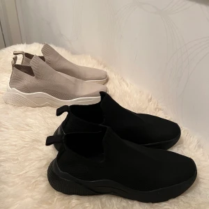 2 par strump skor - 2 par strumpskor i strl 39 Super sköna & fina, dock knappt använda då jag använder andra mer 100krst eller båda för 150💘