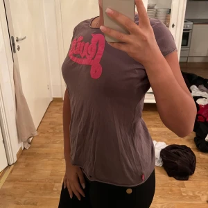 Levis t shirt - Fin brun rosa t shirt från Levis Strl L 