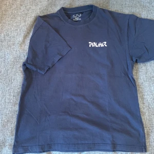 Polar, Carhartt och Levis t- shirts - Säljer 3 stycken t-shirts som är i bra skick. Polar t-shirten är i S, Carhartt är i M och Levis är i L men sitter som M. Köp alla eller ingen.