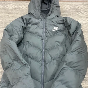 Nike jacka Storlek XL- oversized  - Skön Nike vinter jacka, har bara användet den under en vinter. Liten i storlek fast att den är i storlek XL, vill sälja de. På grund av att jag vill köpa en ny. (Vi kan komma överens om priset)