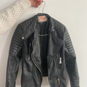 Skinnjacka från chiquelle - Knappt använd, storlek 42. Rätt små i storleken. 