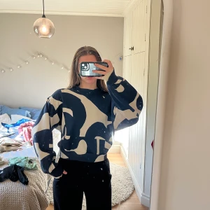 Sweatshirt  - Beige/svart sweatshirt från weekday i storlek S.