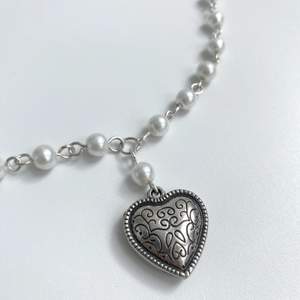 Halsband med pärlkedja och hjärt-berlock🤍