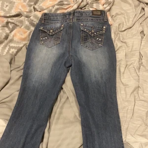 lågmidjade miss me liknande jeans - PRIS DISKUTERAS skit snygga jeans PRIS KAN DISKUTERAS! as kattiga sitter ganska baggy på mig och älskar fickorna! köpta i usa och ja jag kan mötas upp. fett yolo och swag och ni måste köpa dom för om ni gör det förs lycka med KOM PRIVAT FÖR BÄTTRE BILDER